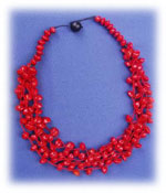 Collar de semillas rojas